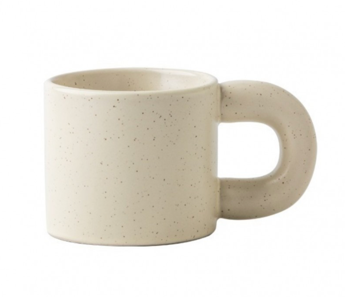 Keraminis stilingas puodelis su rankena 300 ml CUP21 baltam fone
