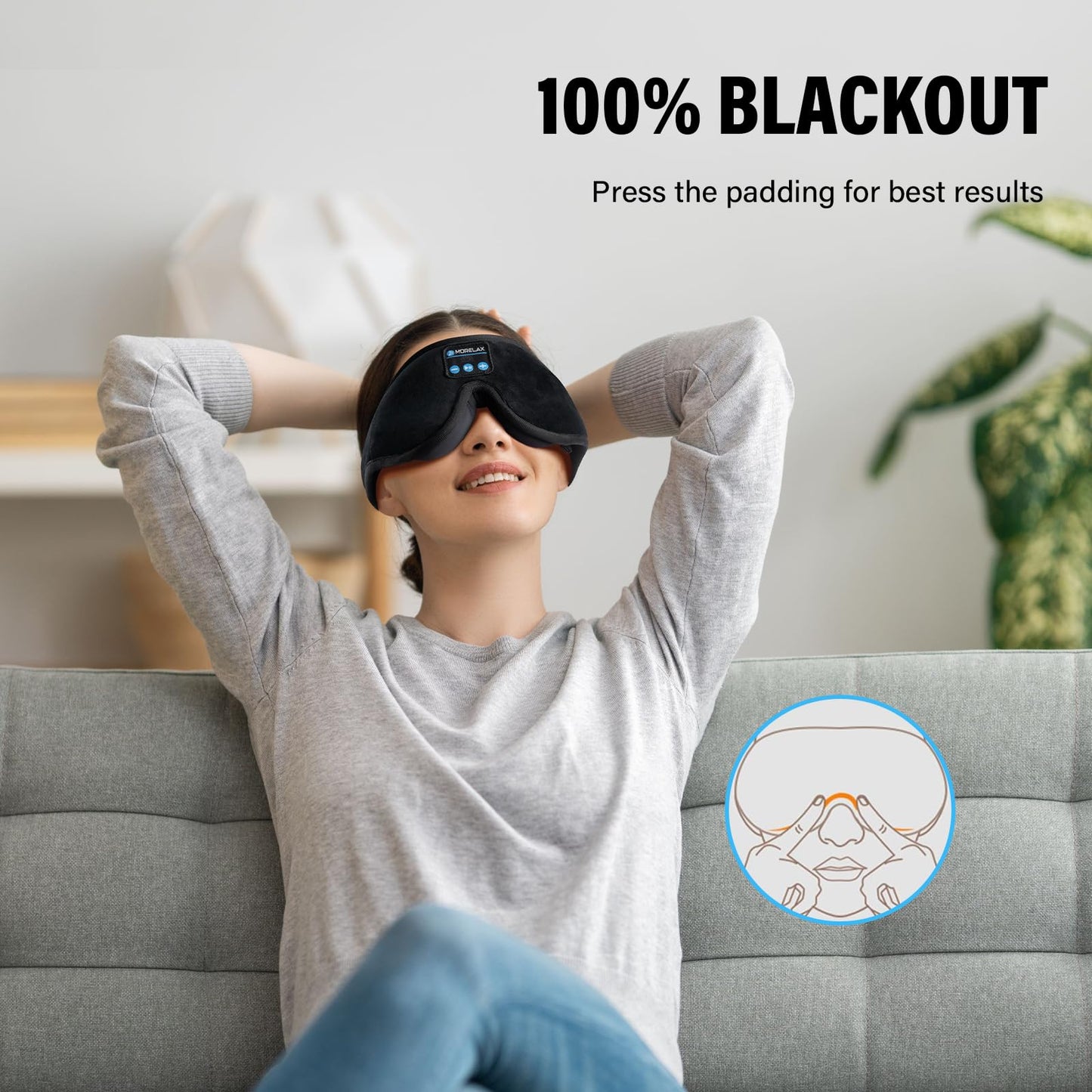 3D Miego kaukė su Bluetooth ausinėmis Morelax ant sofos- Savamrate.lt