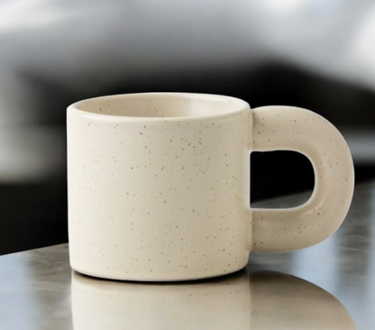 Keraminis stilingas puodelis su rankena 300 ml CUP21 pilkam fone