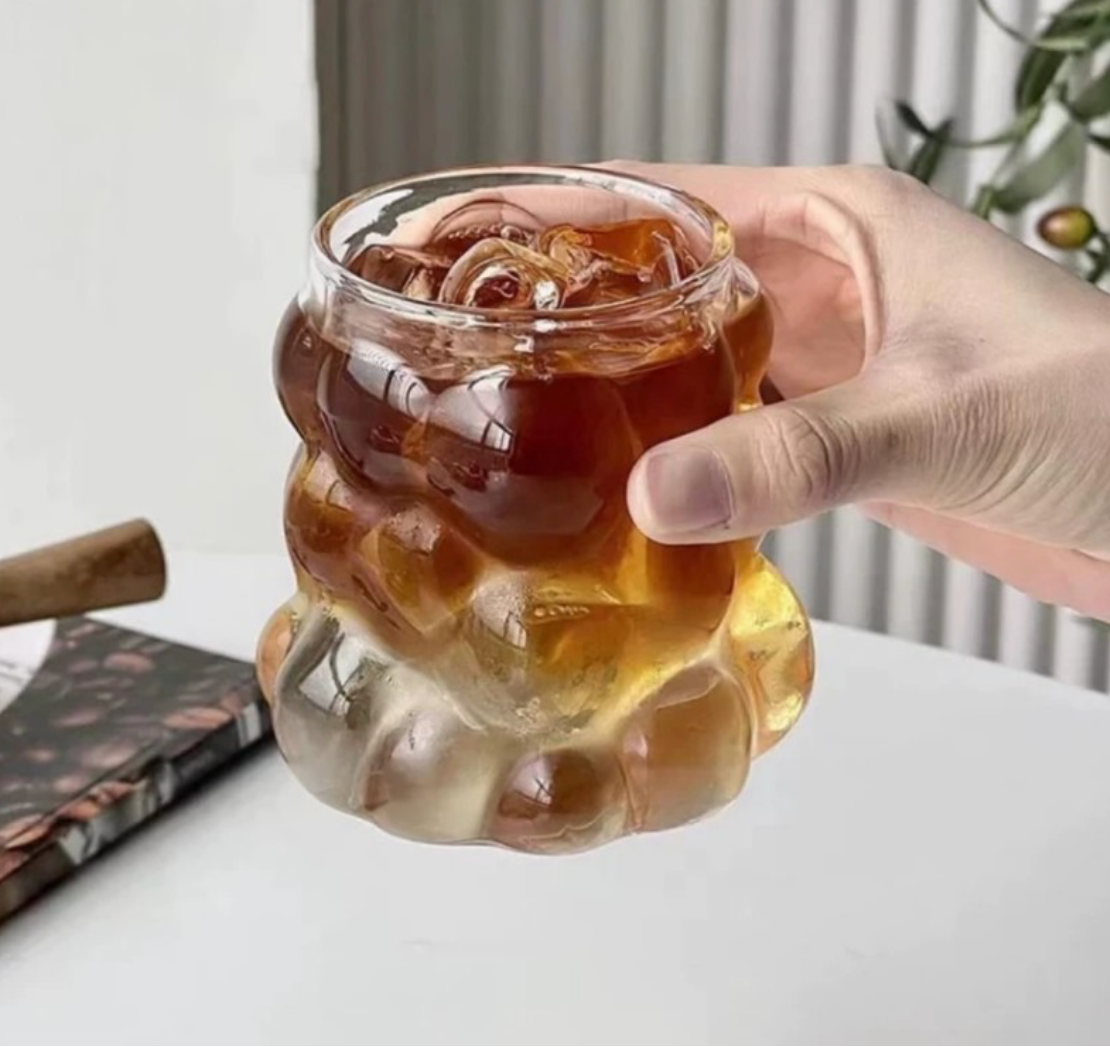 Stiklinė su burbuliukais su Cola