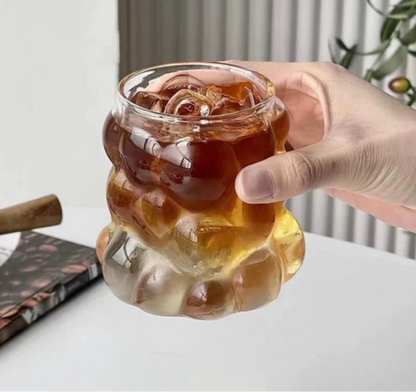 Stiklinė su burbuliukais su Cola