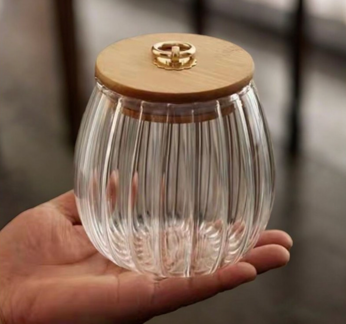 Briaunota stiklinė cukrinė 700 ml. ant delno
