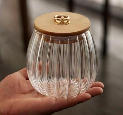 Briaunota stiklinė cukrinė 700 ml. ant delno