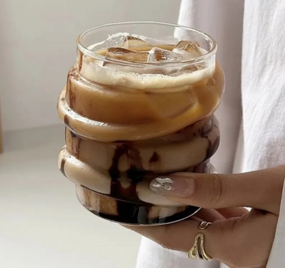 Išskirtinio dizaino stiklinė rankoja