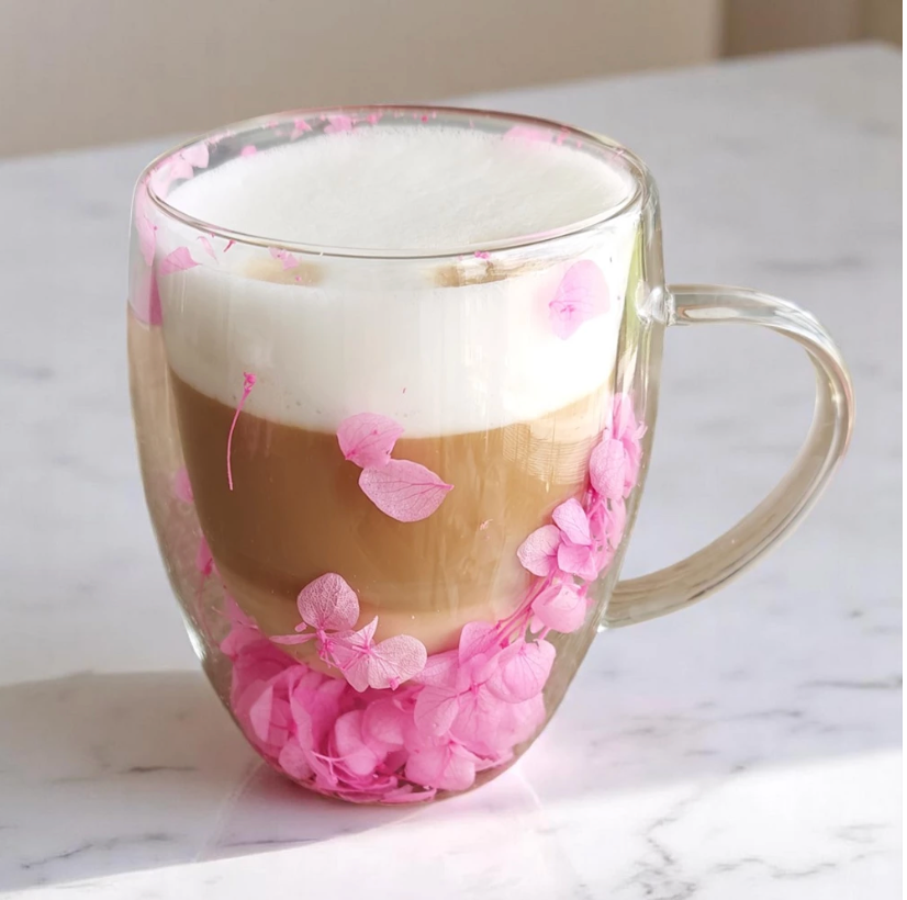 Dvigubo stiklo puodelis su gėlėmis viduje 300ml. (SZK77) su kava
