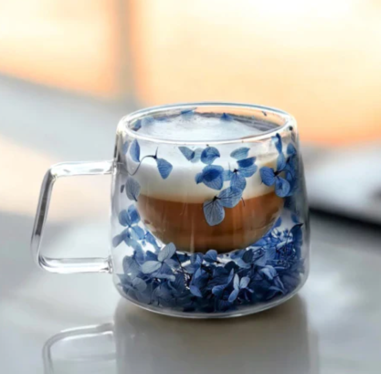 Dvigubo stiklo puodelis su gėlėmis viduje 180ml. (SZK154)su kava